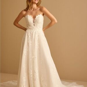 Elegant Cream Strapless Wedding Dress
